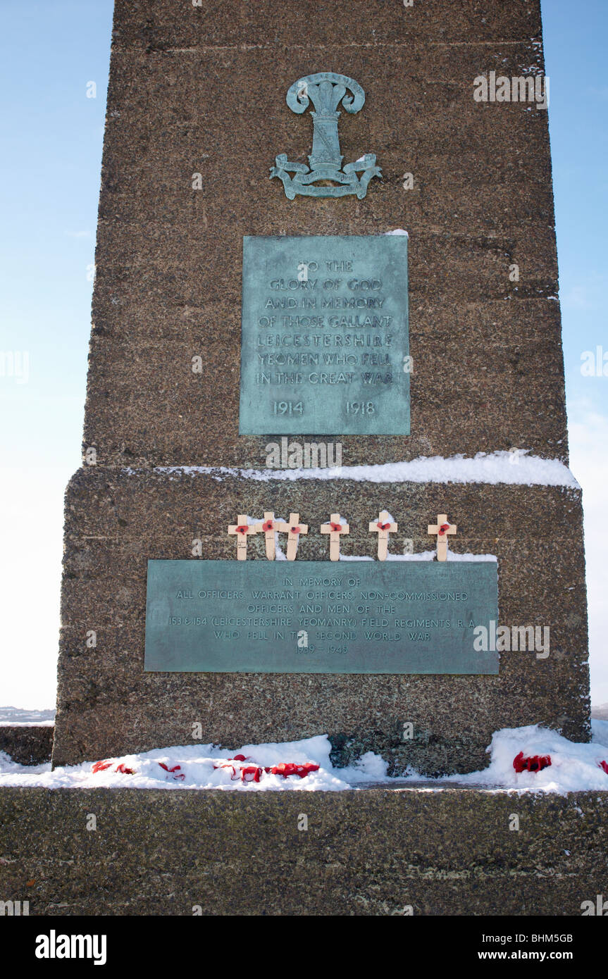 Scène d'hiver enneigé au monument aux morts à Bradgate Park, Newtown Linford, Leicestershire Banque D'Images