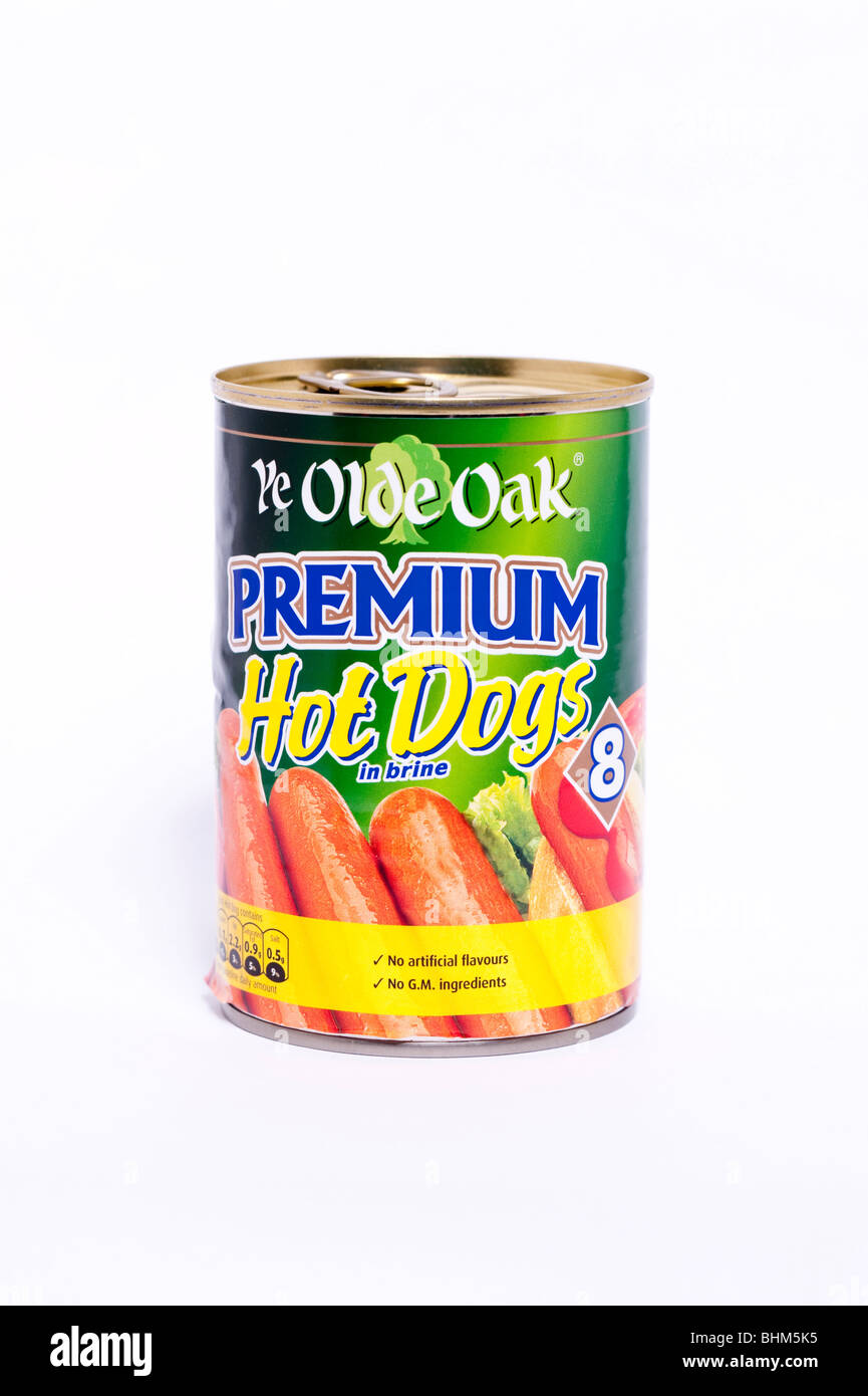 Une boîte de saucisses à hot dog en saumure sur fond blanc Banque D'Images