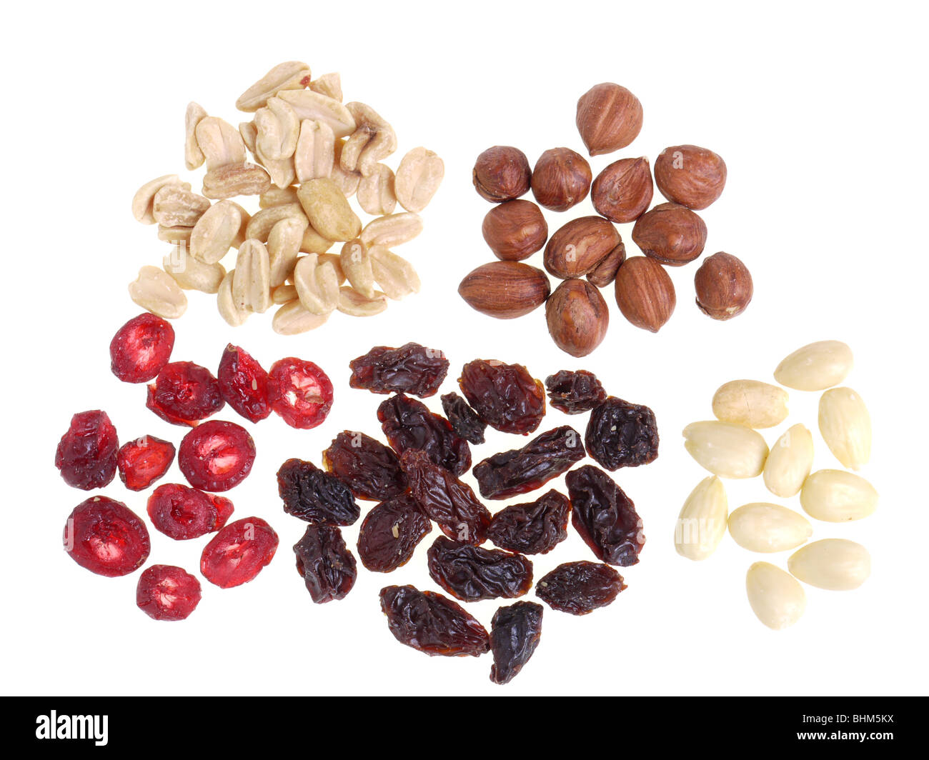 Tranches de raisins, canneberges séchées, noisettes, arachides et amandes sur fond blanc Banque D'Images