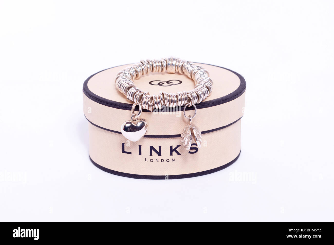 Un Links of London sweetie d'argent charm bracelet sur un fond blanc Banque D'Images