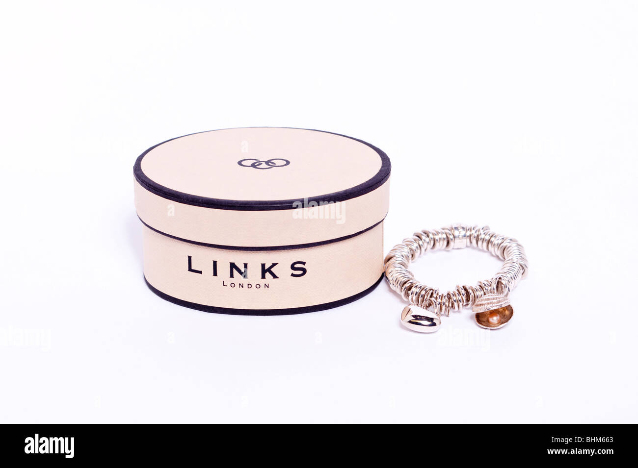 Un Links of London sweetie d'argent charm bracelet sur un fond blanc Banque D'Images