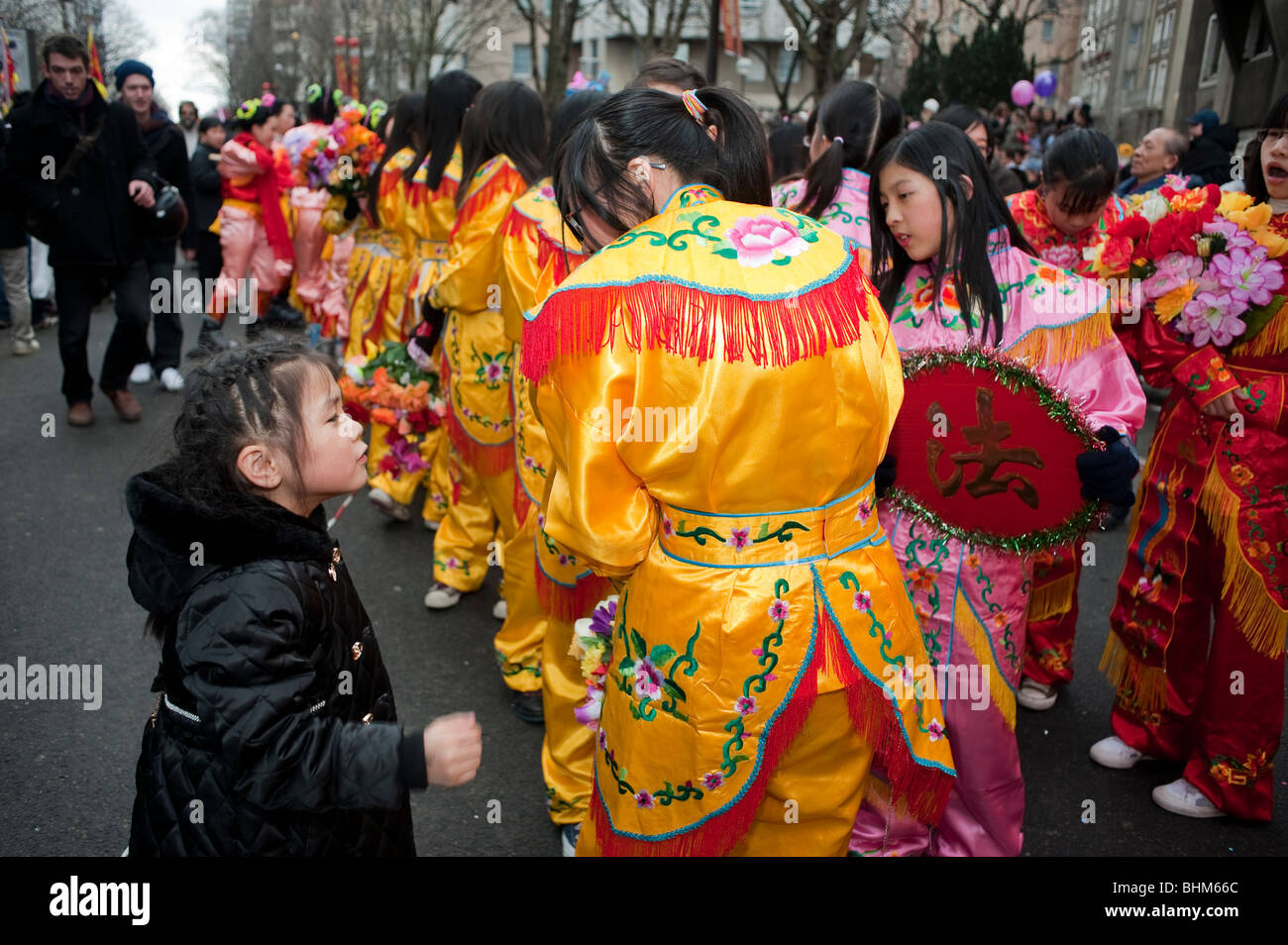 Paris, France, foule, jeunes femmes en robe traditionnelle chinoise, en  Carnaval du nouvel an chinois, événement libre france, Street immigrants  Photo Stock - Alamy