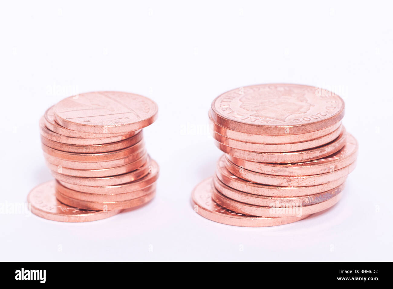 Une sélection de pièces de monnaie britanniques ( 2 & 1 pence coppers ) sur un fond blanc Banque D'Images