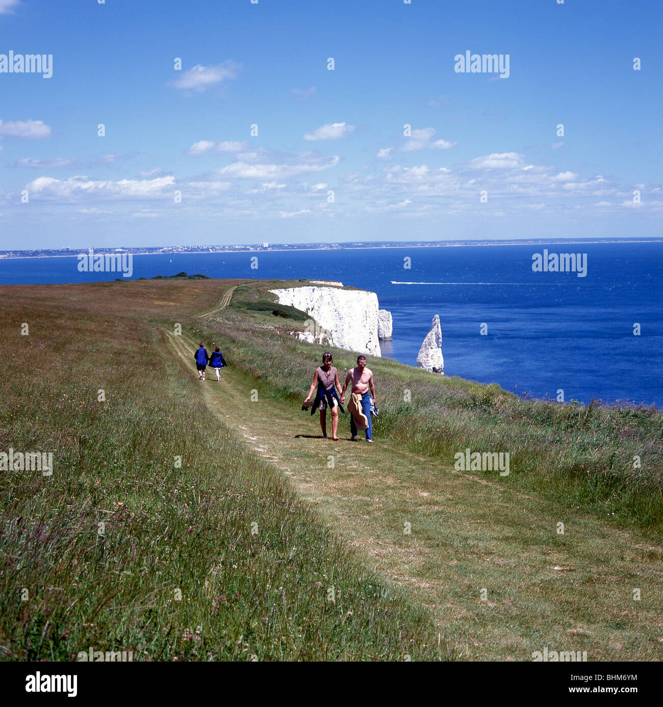 Couple sur chemin côtier, près de Old Harry, Dorset, Angleterre, Royaume-Uni Banque D'Images