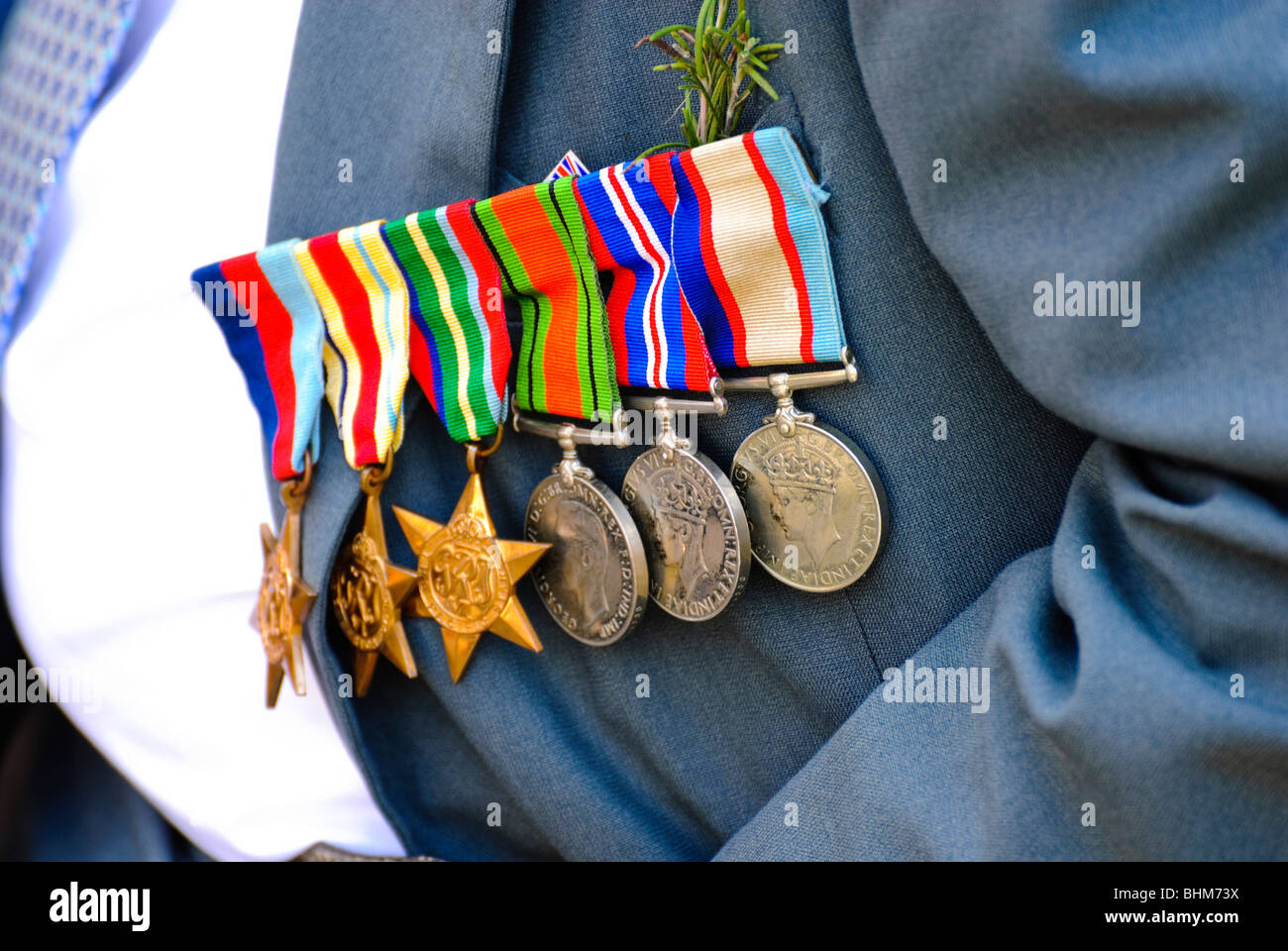 Médailles de guerre, portés fièrement par un ancien vétéran de la guerre au cours d'une journée de l'Anzac Parade, l'Australie. Brave vétéran militaire portent fièrement leurs médailles sur sa poitrine. Banque D'Images