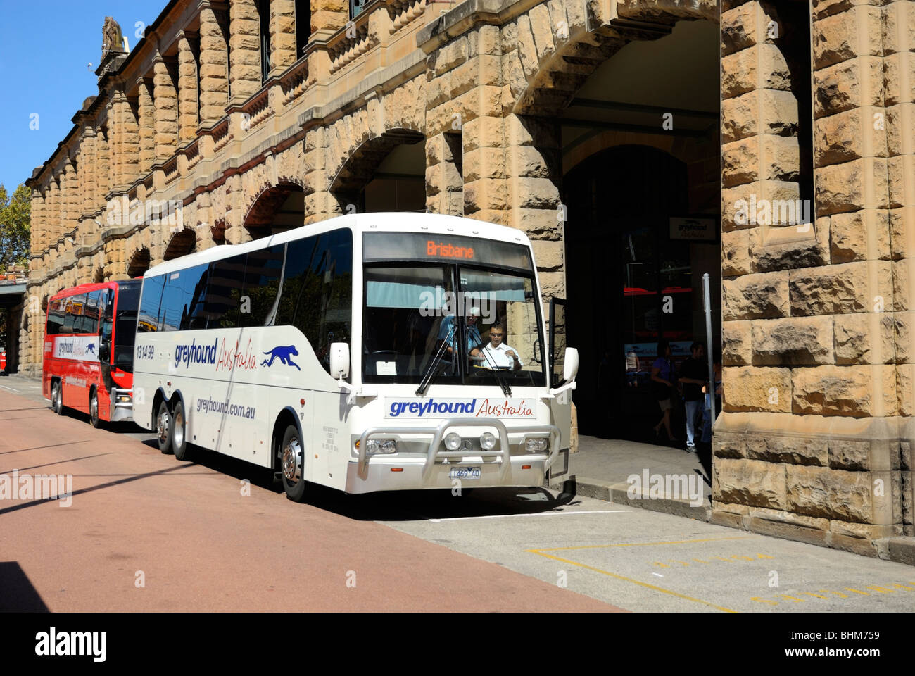 Greyhound bus express longue distance / entraîneur, l'attente à la gare routière. Banque D'Images