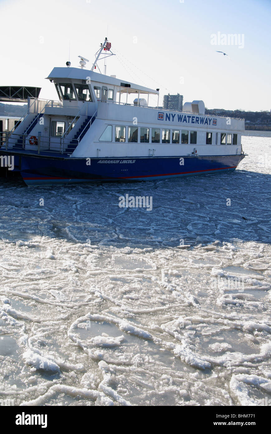 NY Waterway Ferries exploitent à des températures de gel sur la rivière Hudson glacée Banque D'Images