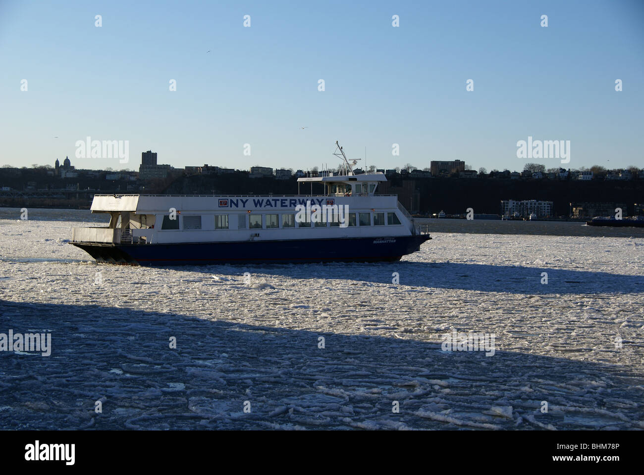 NY Waterway Ferries exploitent à des températures de gel sur la rivière Hudson glacée Banque D'Images