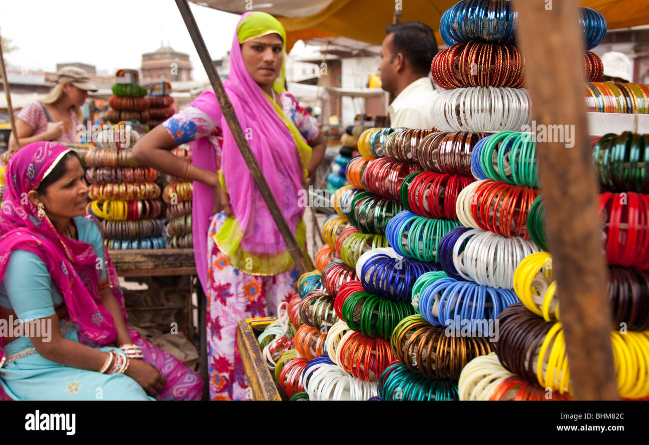 Vêtus de couleurs vives les femmes Rajput tradtitional vente bracelets au Sardar bazar dans la ville de Jodhpur, Rajasthan, India Banque D'Images