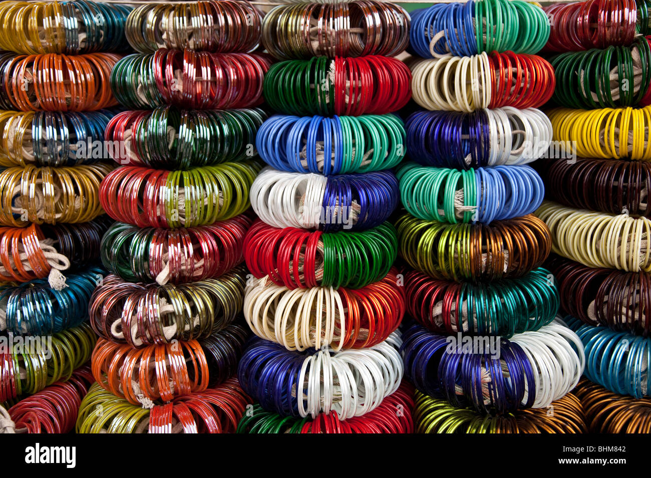Bangles tradtitional colorés à la vente à la Sardar Bazar au centre de la ville de Jodhpur, Rajasthan, India Banque D'Images
