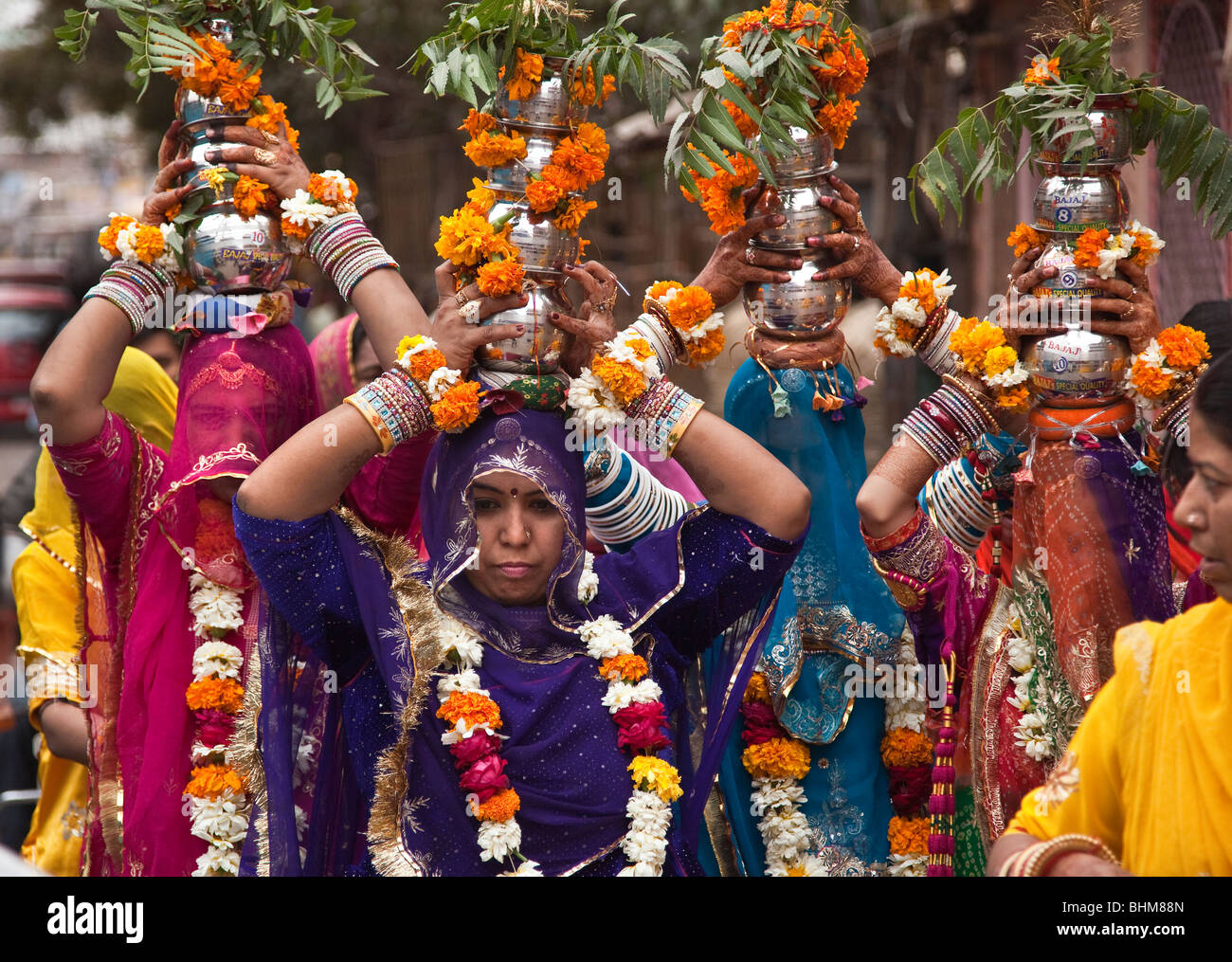 Revêtement coloré femme Rajput à une cérémonie de mariage au Sardar Bazar au centre de la ville de Jodhpur, Rajasthan, Inde. Banque D'Images