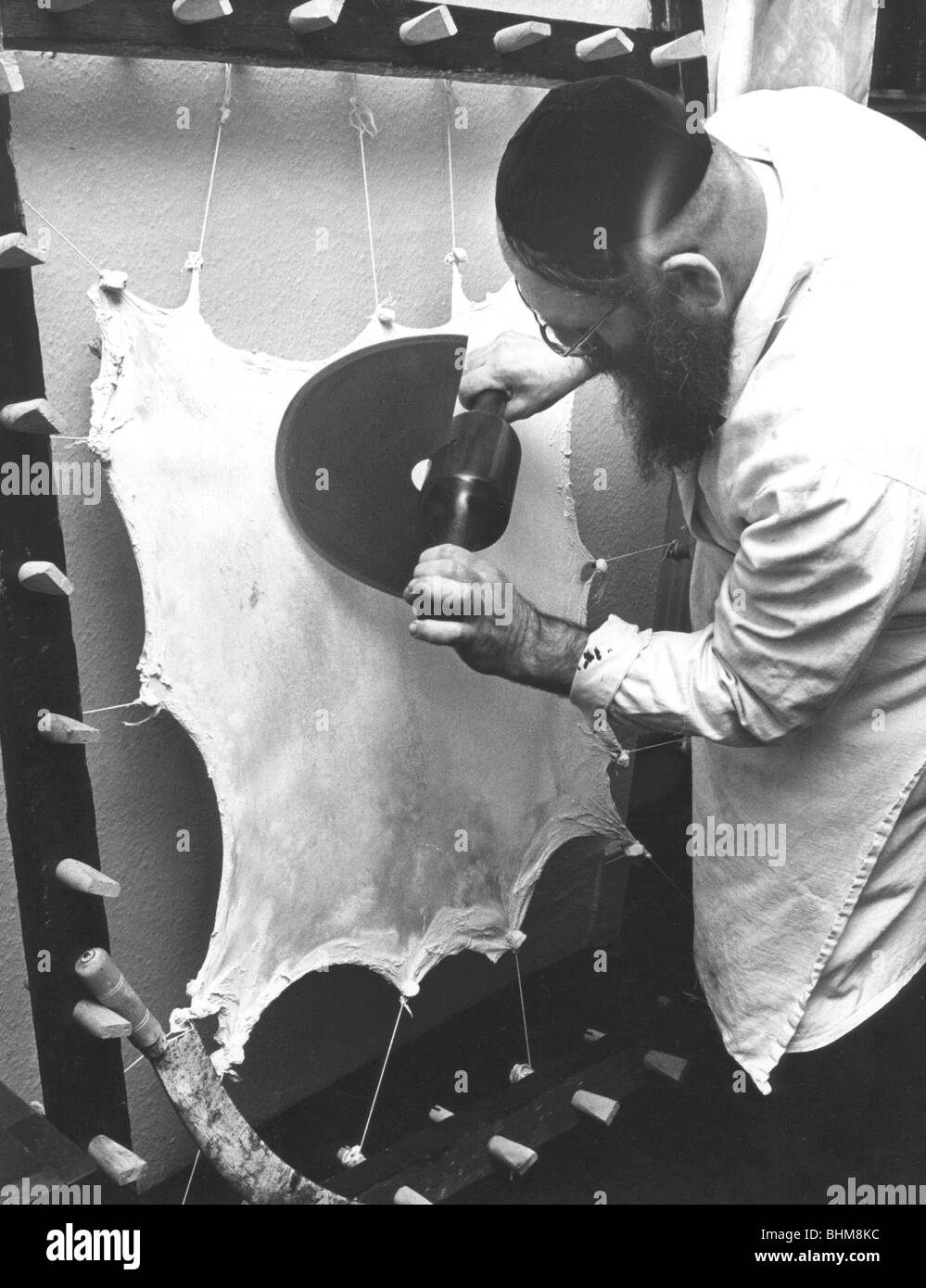 Préparer le parchemin d'un Sefer Torah, c 70 ? Artiste : Sidney Harris Banque D'Images