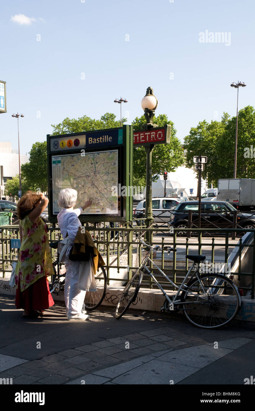 Deux femmes mûres à la recherche à un plan du métro Place de la Bastille Banque D'Images
