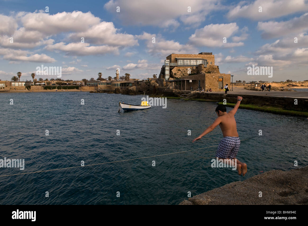L'homme bondit dans la Méditerranée de l'eau à la baie de Caesarea national park Israël Banque D'Images