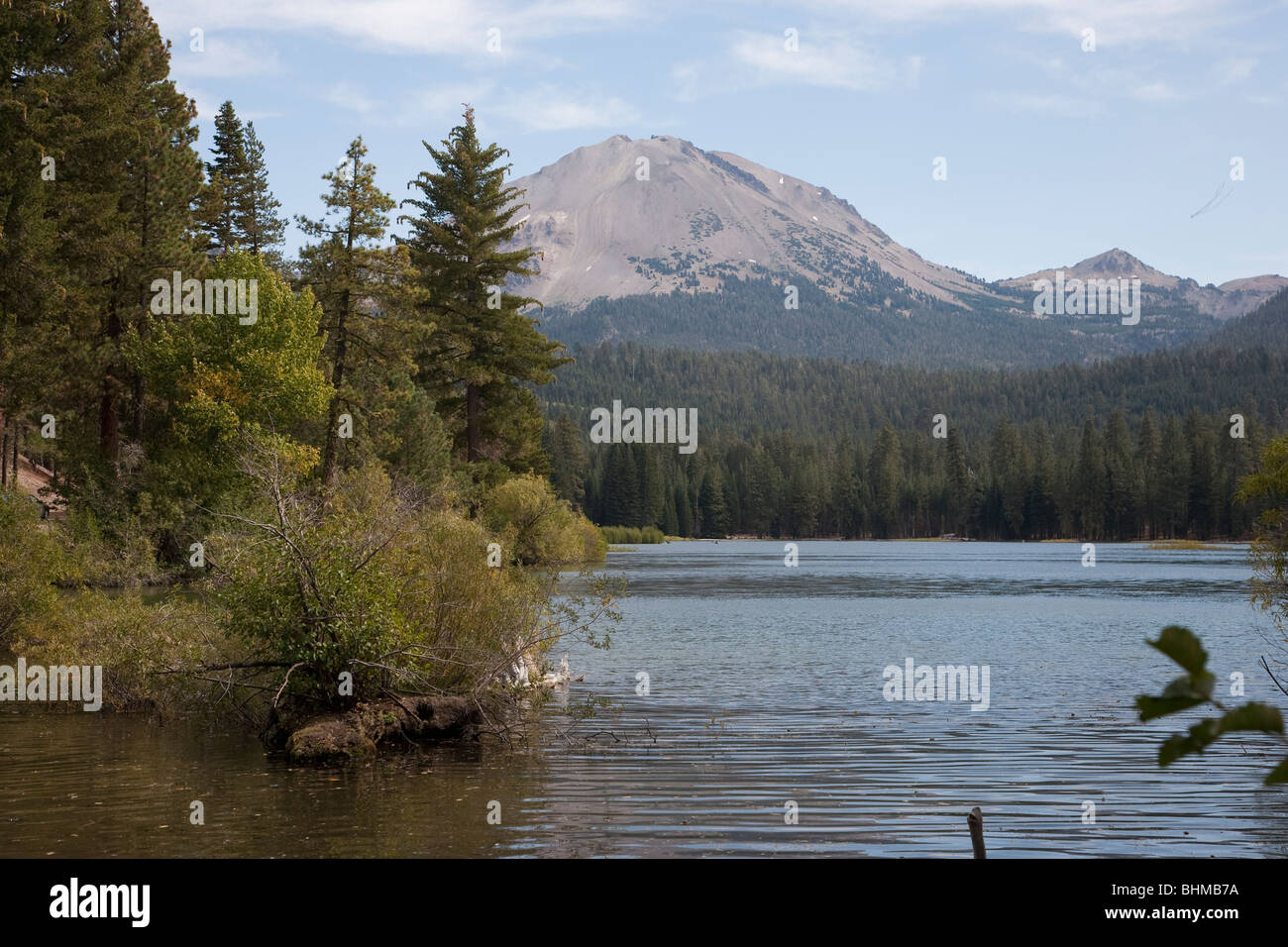 Manzanita Lake et Lassen Peak, Lassen Volcanic National Park en Californie, USA Banque D'Images