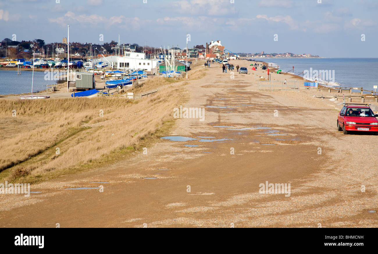 Col étroit d'Orford ness spit entre la mer du Nord et la rivière Alde Ore Slaughden et Aldeburgh, Suffolk, Angleterre. Banque D'Images