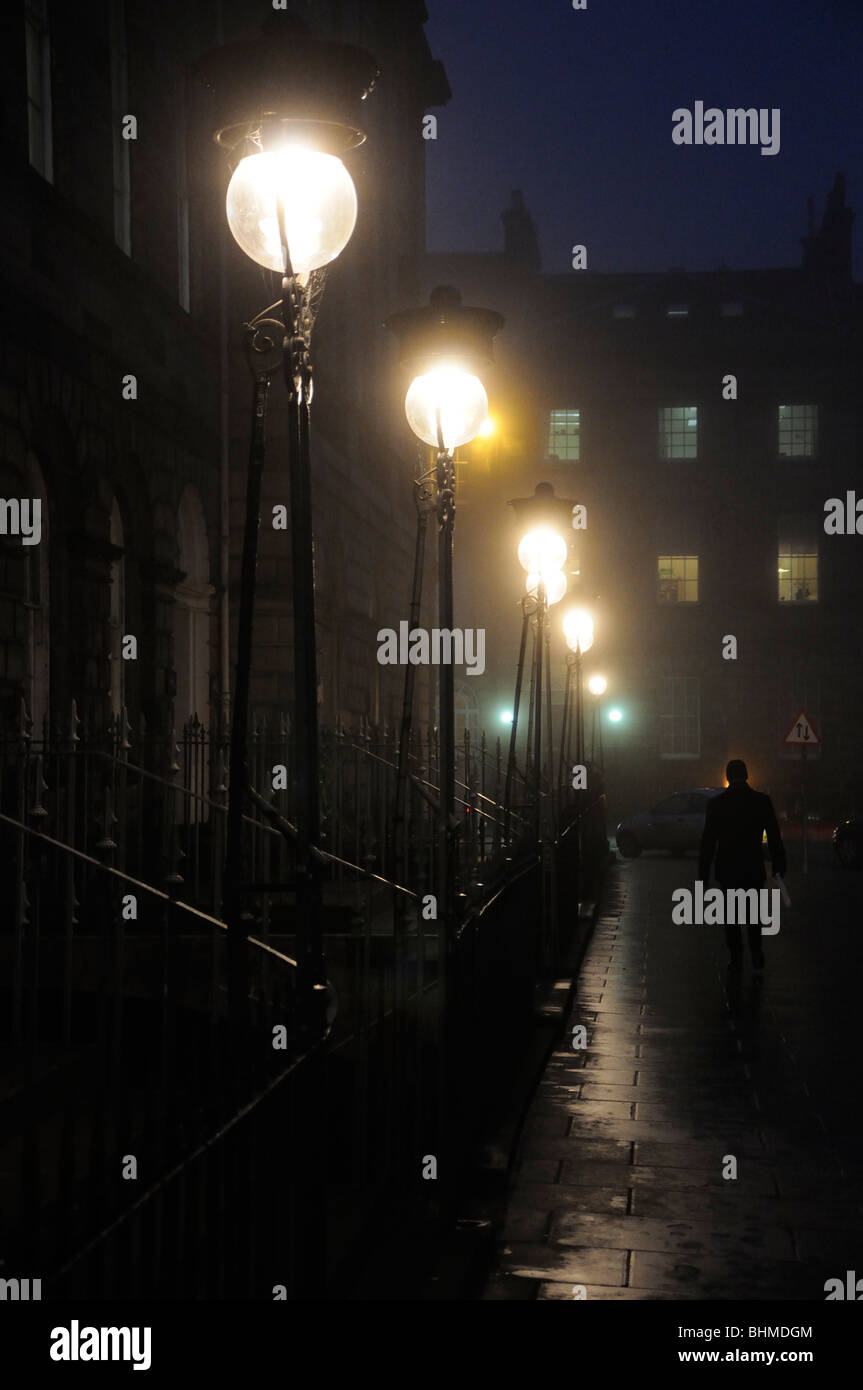 Les lampes de la rue d'Édimbourg dans le brouillard, Ecosse, Royaume-Uni Banque D'Images