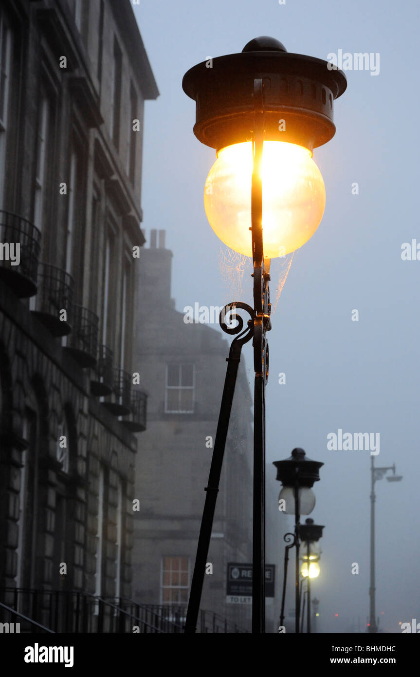 Les lampes de la rue d'Édimbourg dans le brouillard, Ecosse, Royaume-Uni Banque D'Images