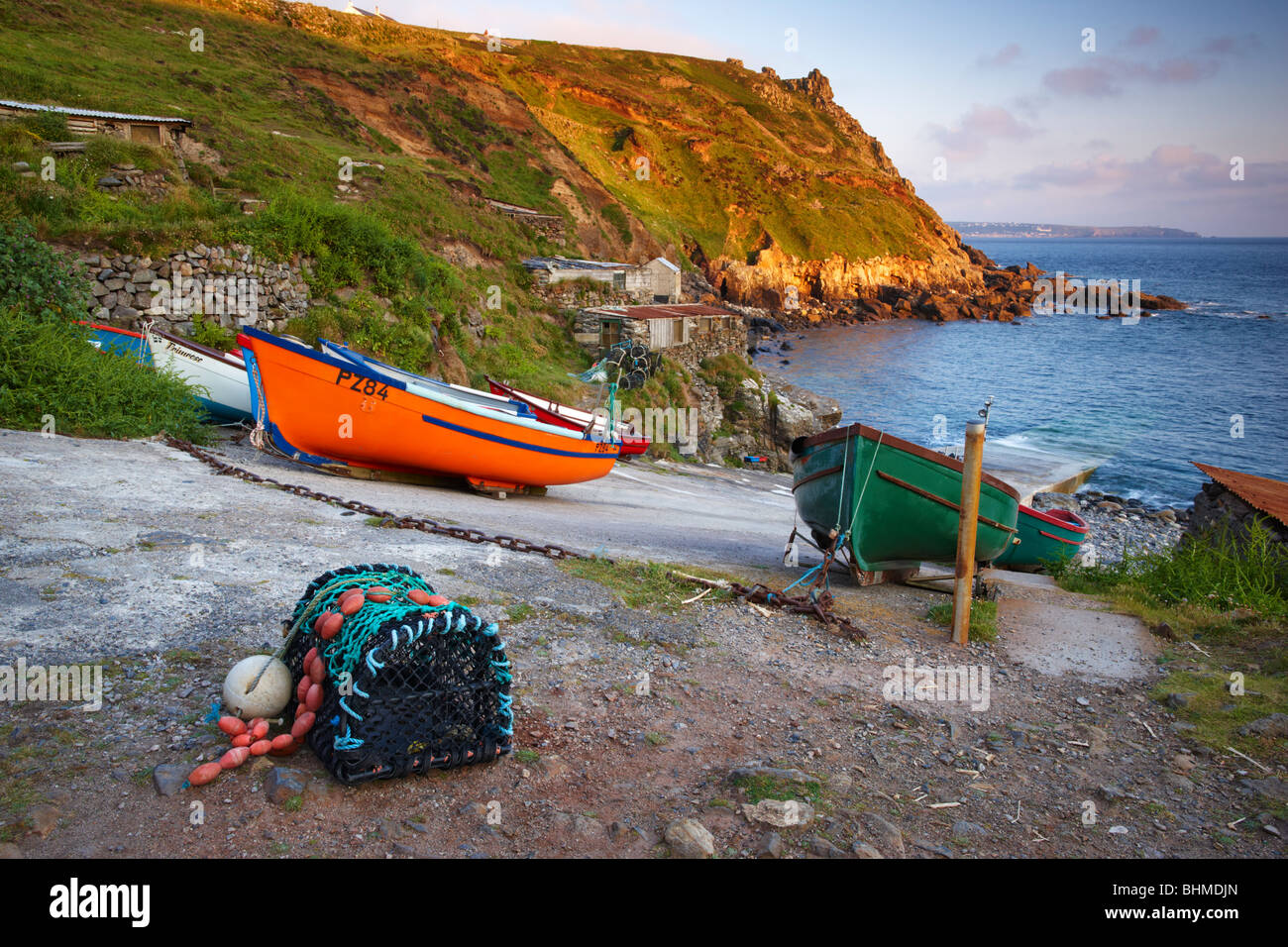 Bateaux de pêche en appui sur la cale de halage, Cape Cornwall Banque D'Images