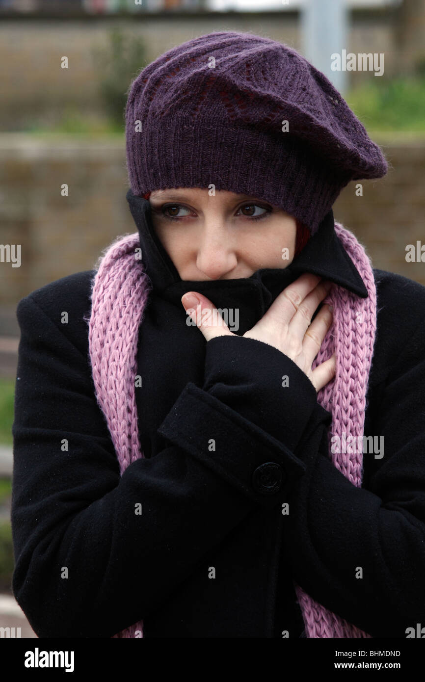 Femme avec bonnet et écharpe par temps froid Photo Stock - Alamy