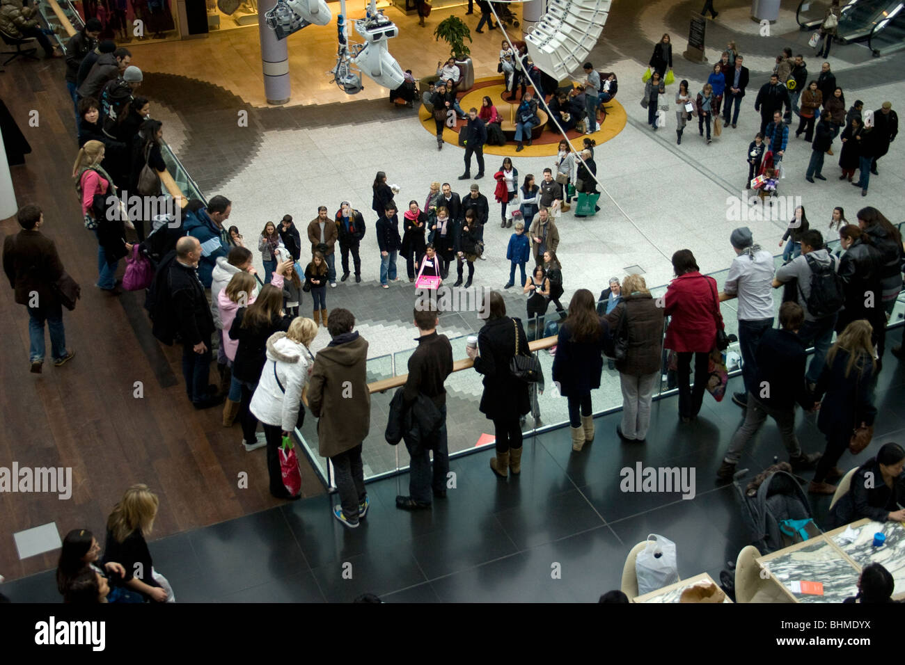 Clients dans le centre commercial de Westfield, Shepherds Bush, London Banque D'Images