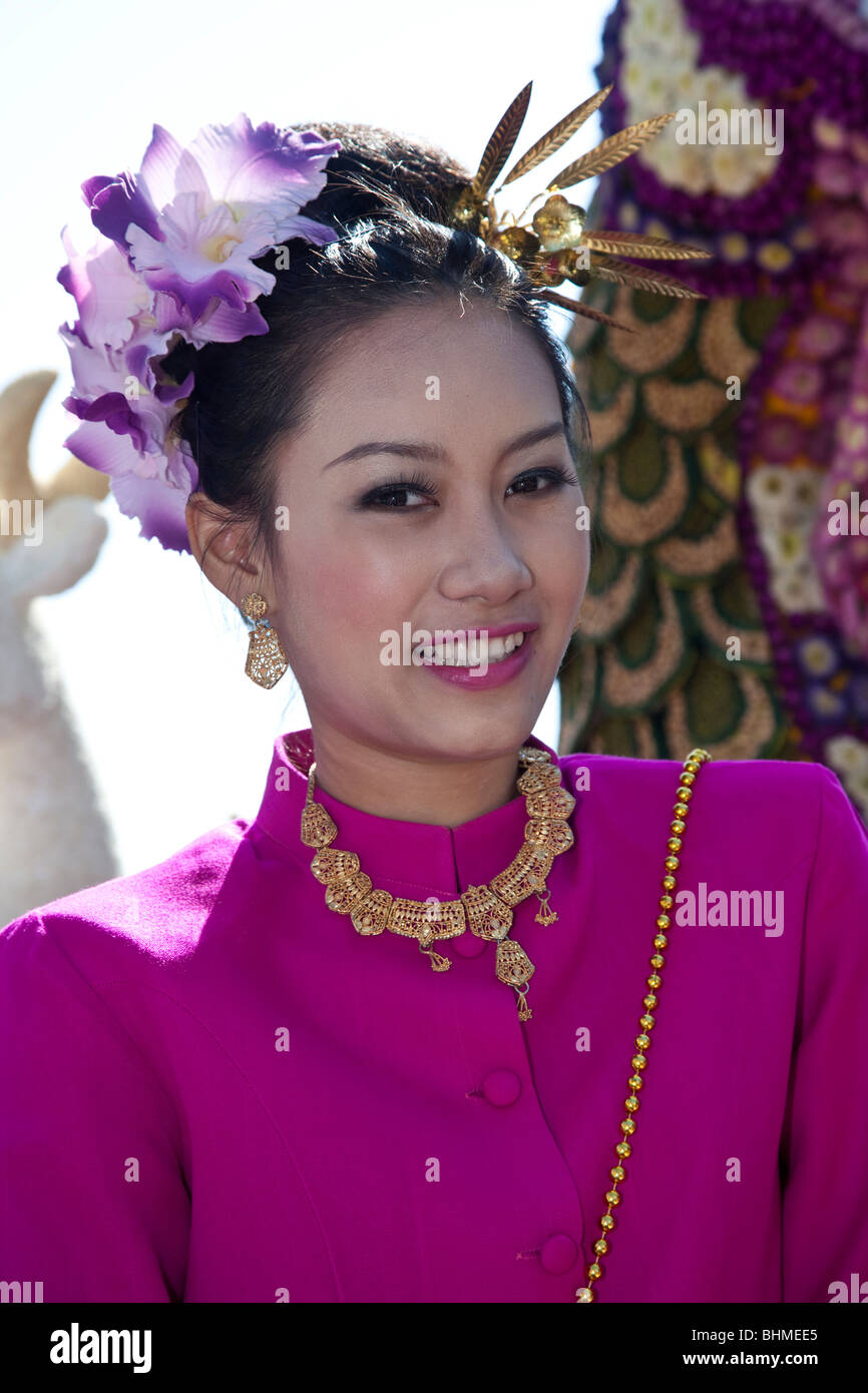 Exposition de fleurs, femme asiatique portrait art floral gite décoré, becked, défilé de flotteurs de spectacle et fleurs colorées; 34ème Festival de fleurs de Chiang Mai. Banque D'Images