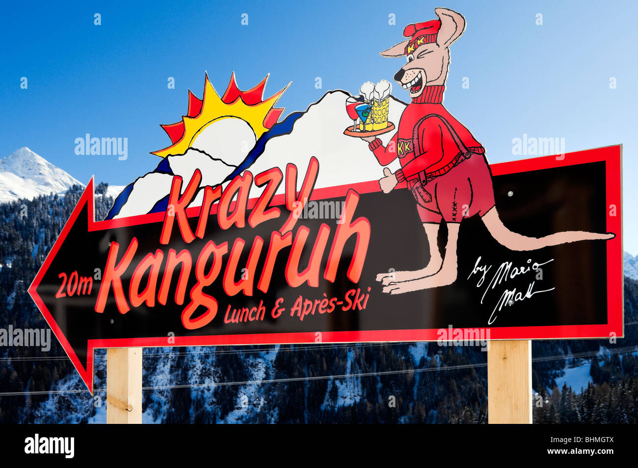Signer pour les populaires Krazy Kanguruh bar et restaurant de montagne, St Anton, région de ski d'Arlberg, Vorarlberg, Autriche Banque D'Images