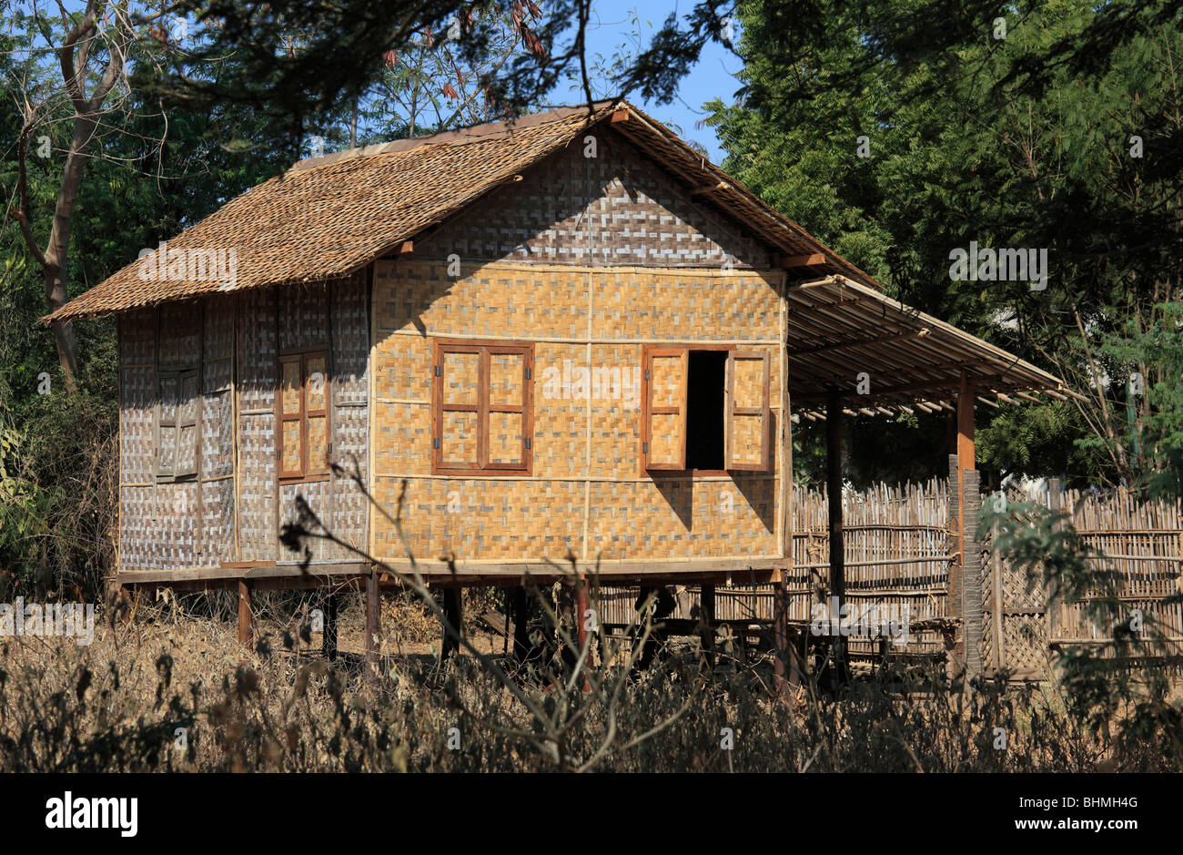 Le Myanmar, Birmanie, près de Bagan, bambou, maison rurale typique Banque D'Images