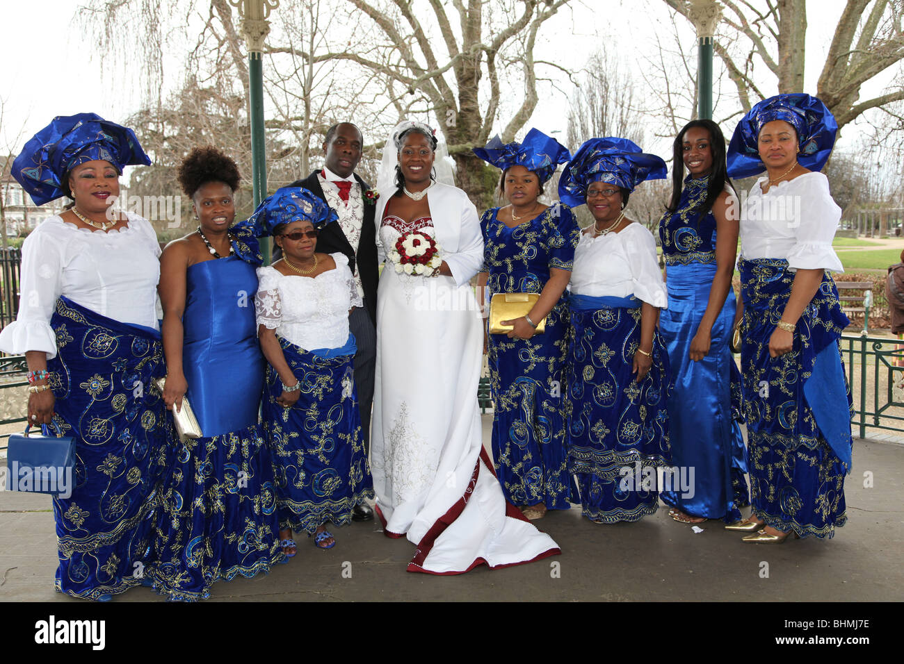 Les mariés posent avec des membres de la famille traditionnelle en robe  nigériane à un mariage dans l'Est de Londres Photo Stock - Alamy