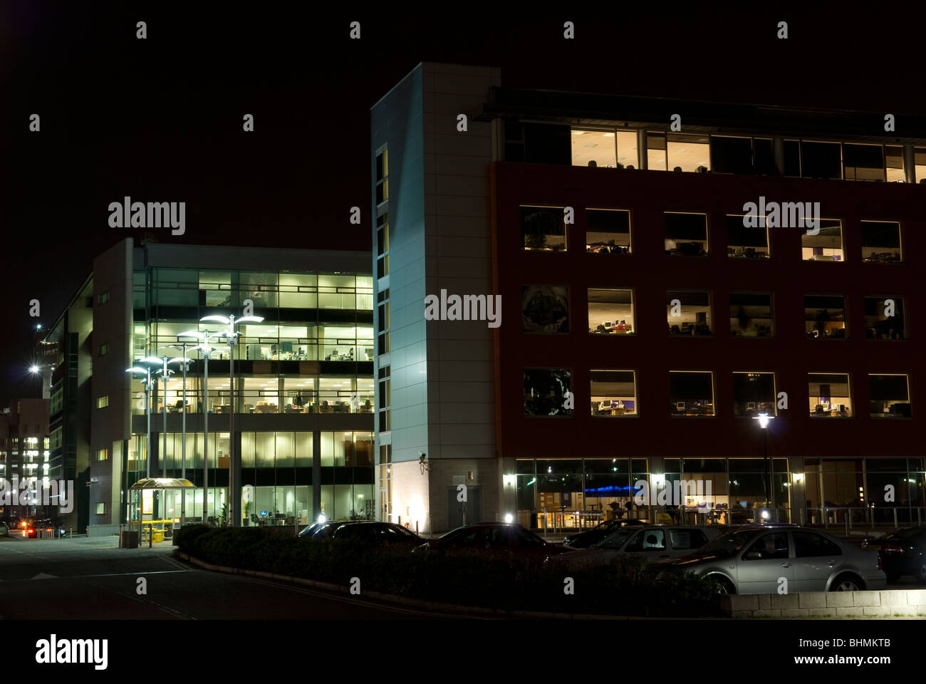Blocs de bureau moderne intérieur illuminé la nuit Banque D'Images