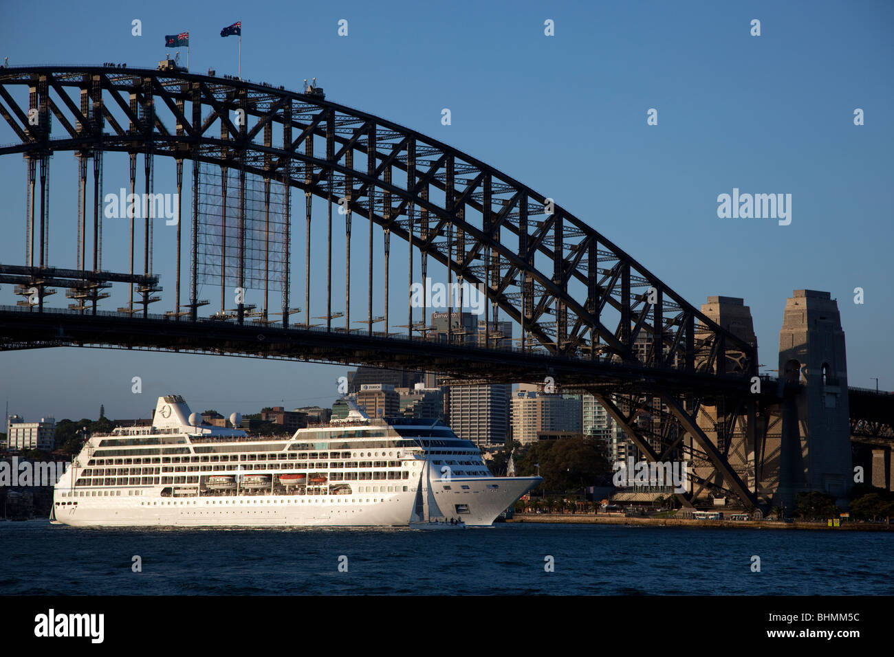 Un bateau de croisière passe sous le pont du port de Sydney. L'un des plus importants monuments de l'Australian paysage. Banque D'Images