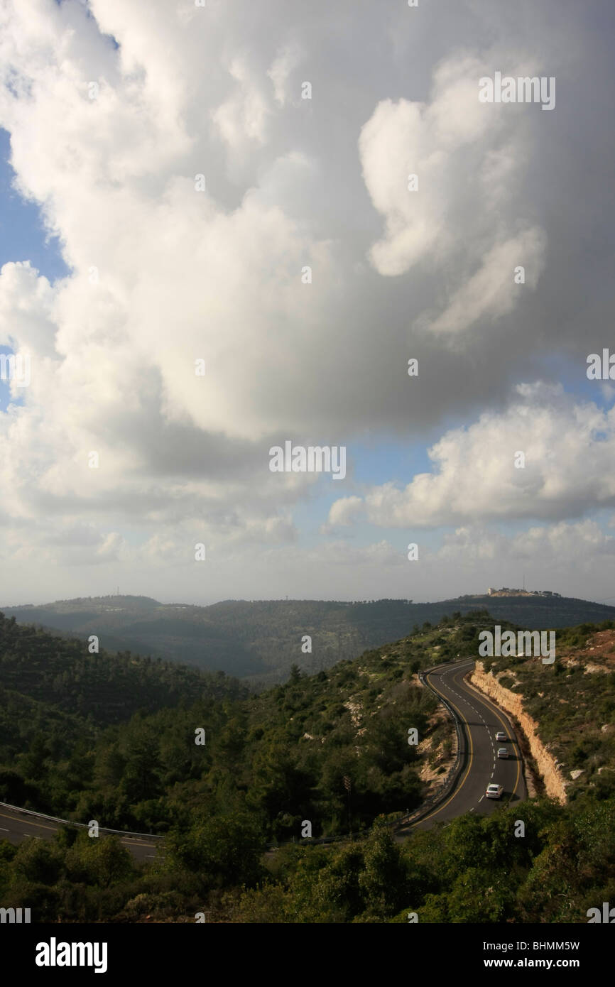 Israël, une vue sur les montagnes de Jérusalem et de la route 395 de Har Hatayasim Banque D'Images