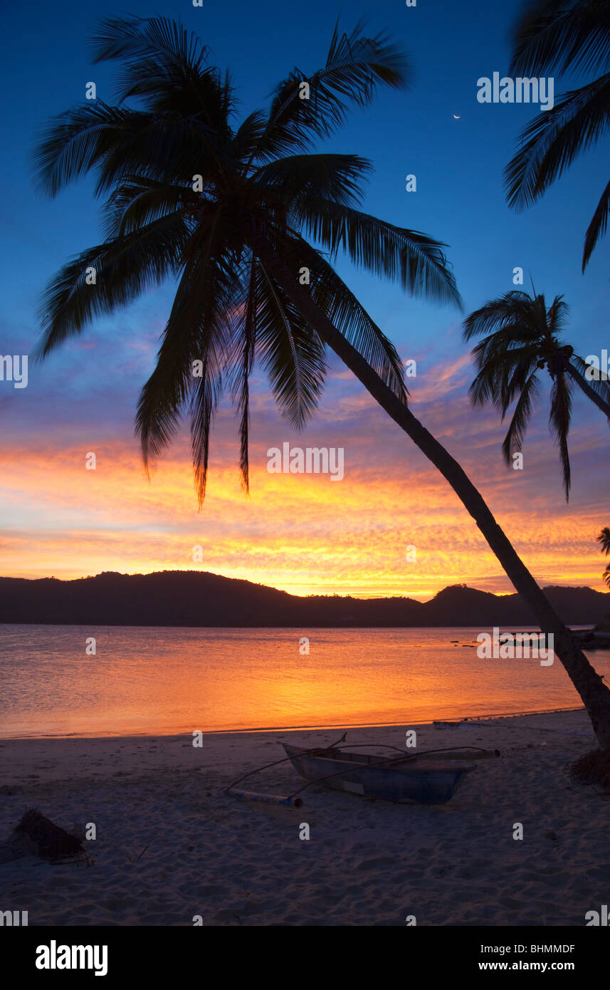 Coucher de soleil depuis l'île de Darocotan ; Bacuit Archipelago, Palawan, Philippines. Banque D'Images