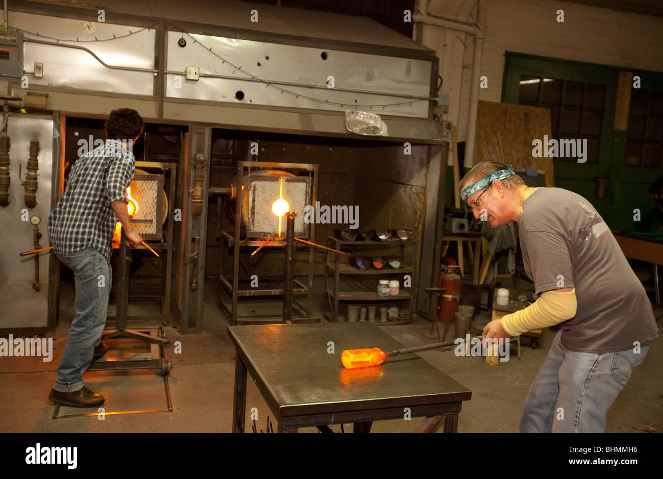 Detroit, Michigan - les étudiants à prendre des verres au cours d'une classe à l'atelier de Michigan. Banque D'Images