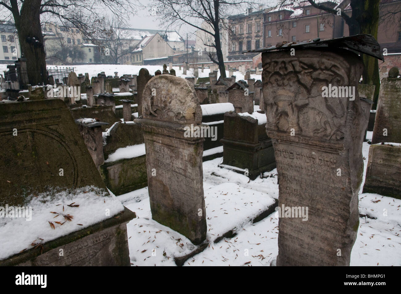 Pierres tombales dans le cimetière juif de Kazimierz synagog remu à gheto à Cracovie Banque D'Images