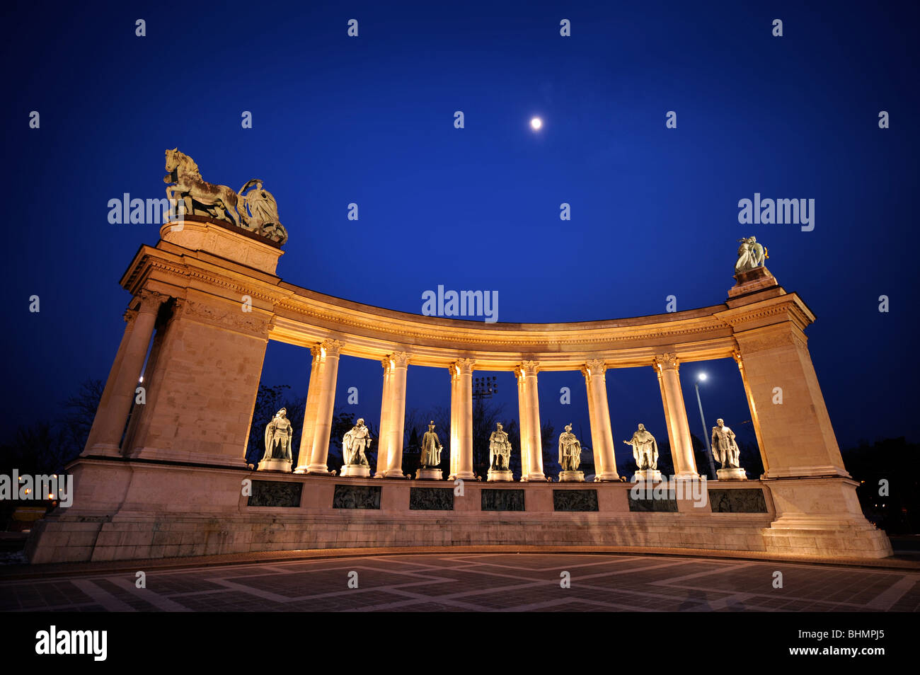 Les figures historiques de la Hongroise droite colonnade en place des Héros de Budapest Hongrie Banque D'Images