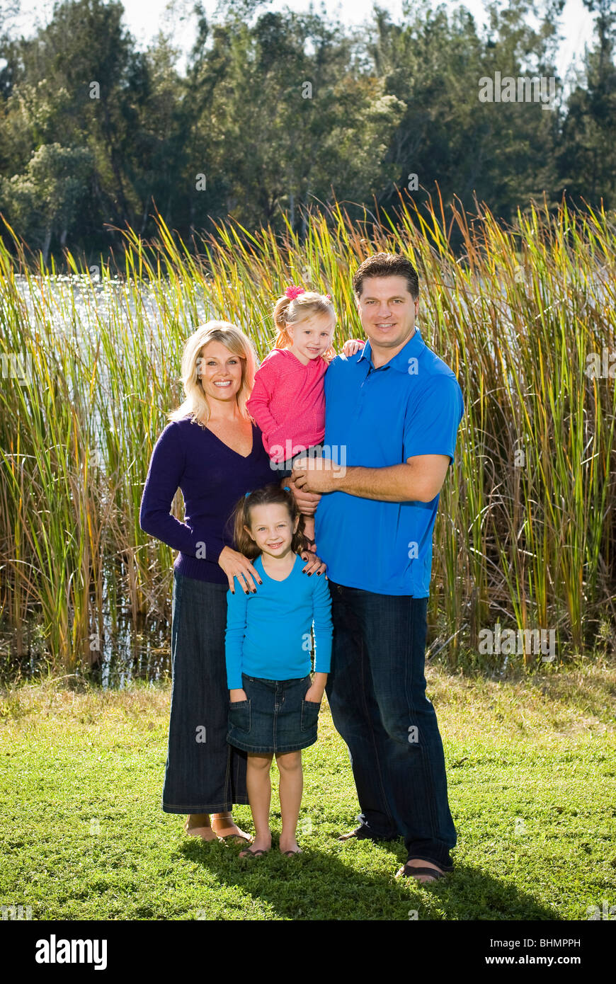 Family posing at Lake Banque D'Images