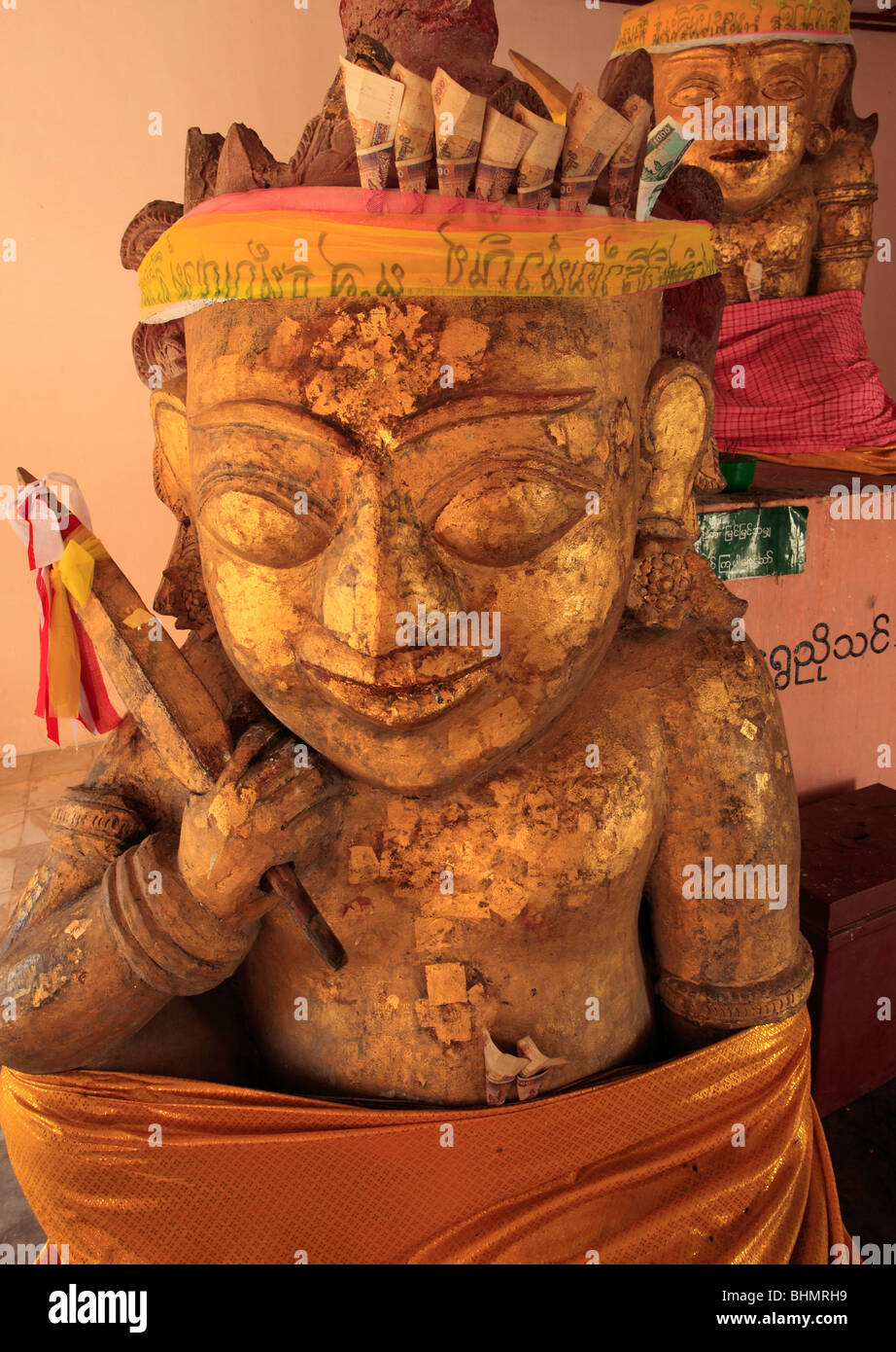 Le Myanmar, Birmanie, Bagan, la Pagode Shwezigon, Nyaung U, nat esprit statue Banque D'Images