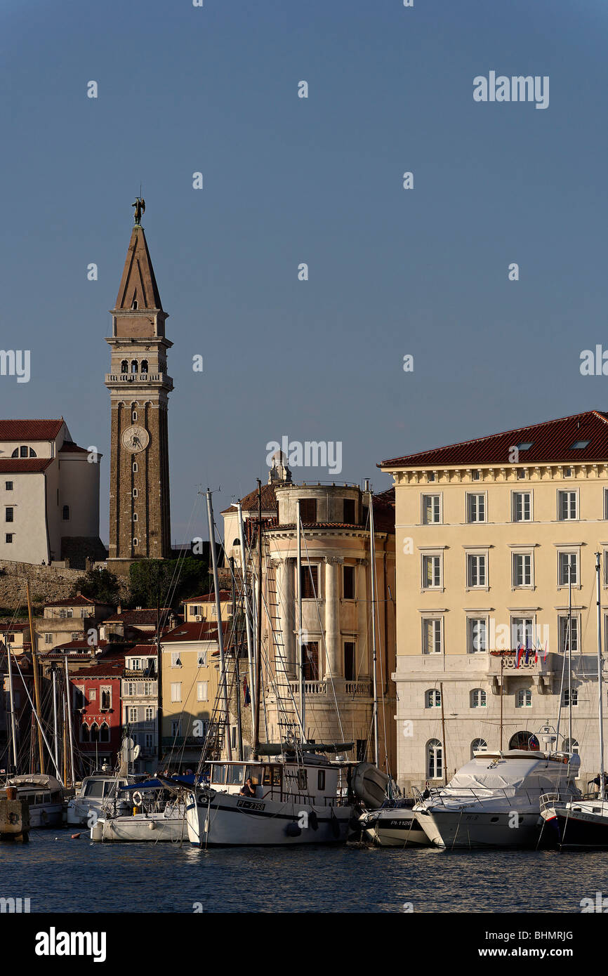 Piran Piran,Port,bateaux,St George's Church,Beffroi,Sergej Masera Maritime Museum, GabrielliPalace,19e siècle,front de mer,Slovénie Banque D'Images