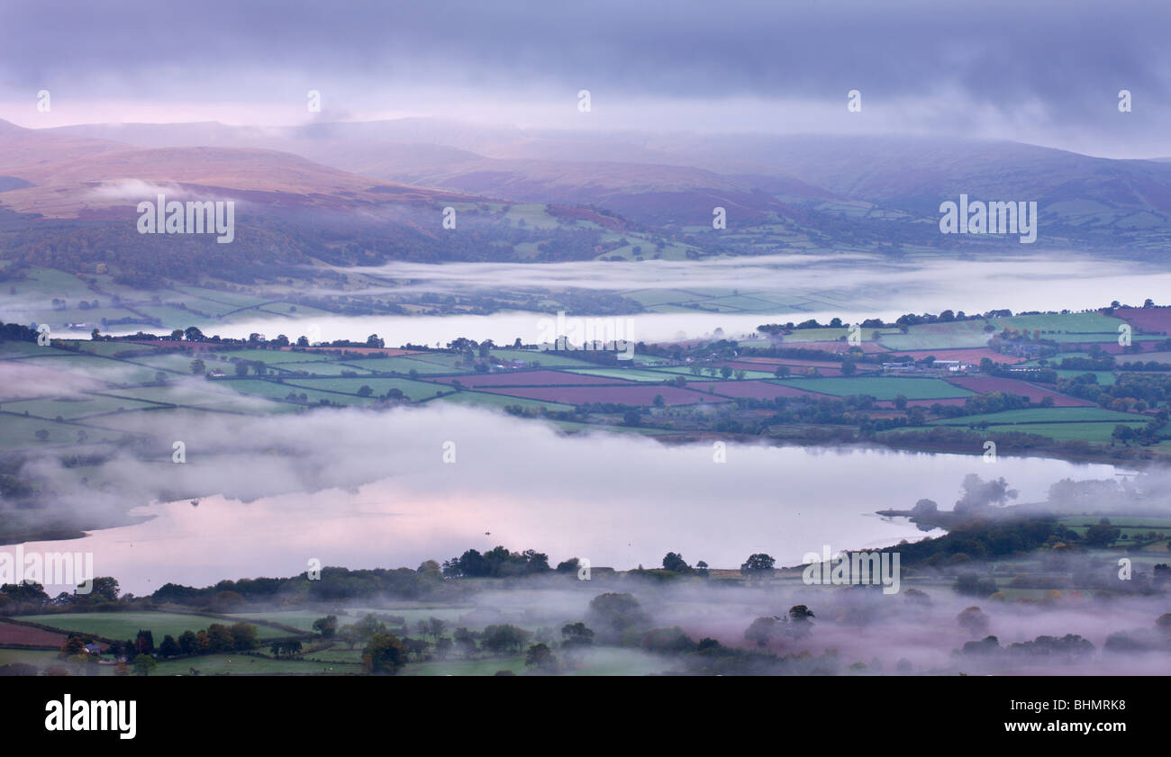 Lac de Llangorse Brecon Beacons et la chaîne de montagnes à l'aube d'un matin brumeux, le Parc National des Brecon Beacons, Powys, Wales, UK. Banque D'Images