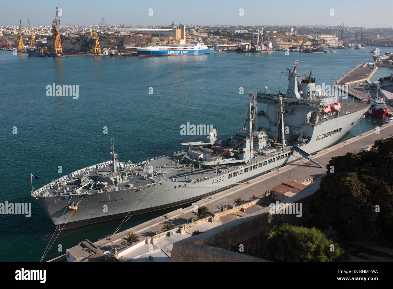 L'auxiliaire de la flotte royale d'approvisionnement naval ship règle vague dans le grand port de Malte Banque D'Images