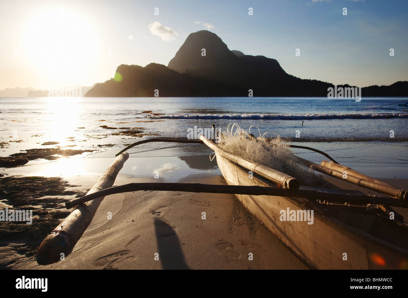 Banca boat on beach Île Cadlao en arrière-plan ; El Nido, Palawan Bacuit Bay ; Philippines ; Banque D'Images