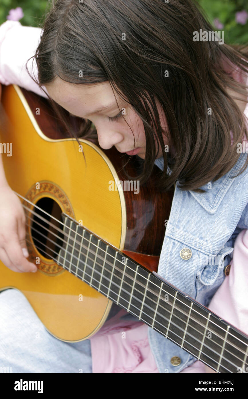 Faire de la musique de fille sur guitare classique en bois 8 910 ans à  l'extérieur - SerieCVS217069 Photo Stock - Alamy