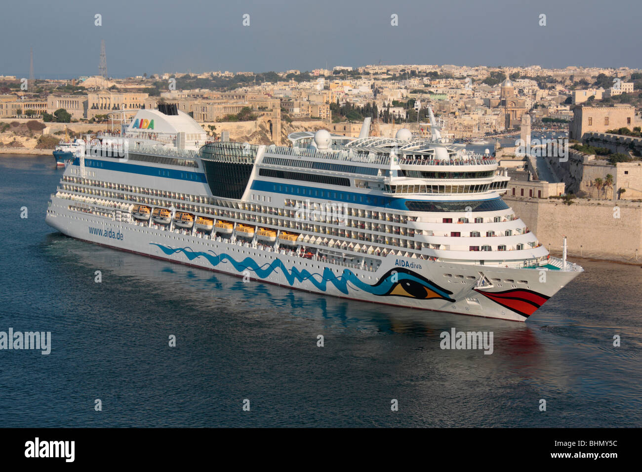 Vacances méditerranée. l'aidadiva paquebot de croisière dans le grand port de Malte Banque D'Images