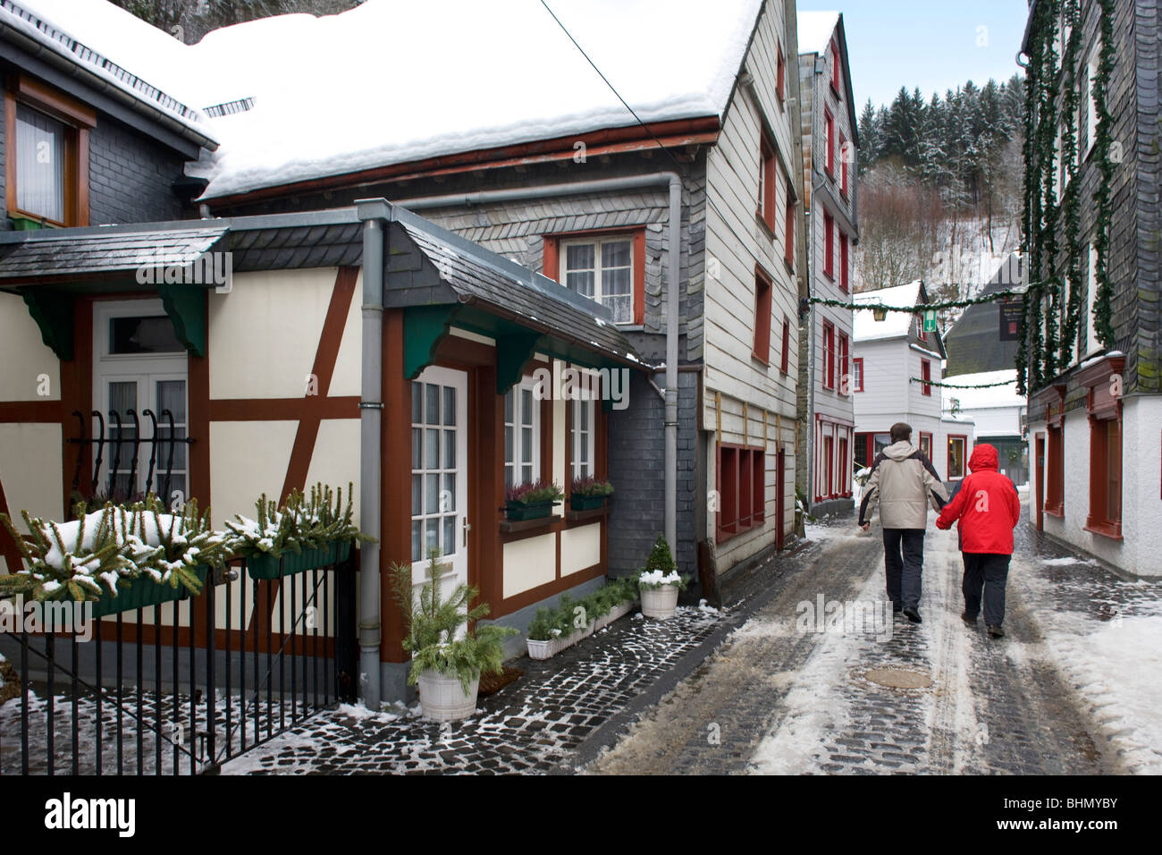 Les touristes dans le centre historique de Monschau dans la neige en hiver, Eifel, Rhénanie du Nord-Westphalie, Allemagne Banque D'Images