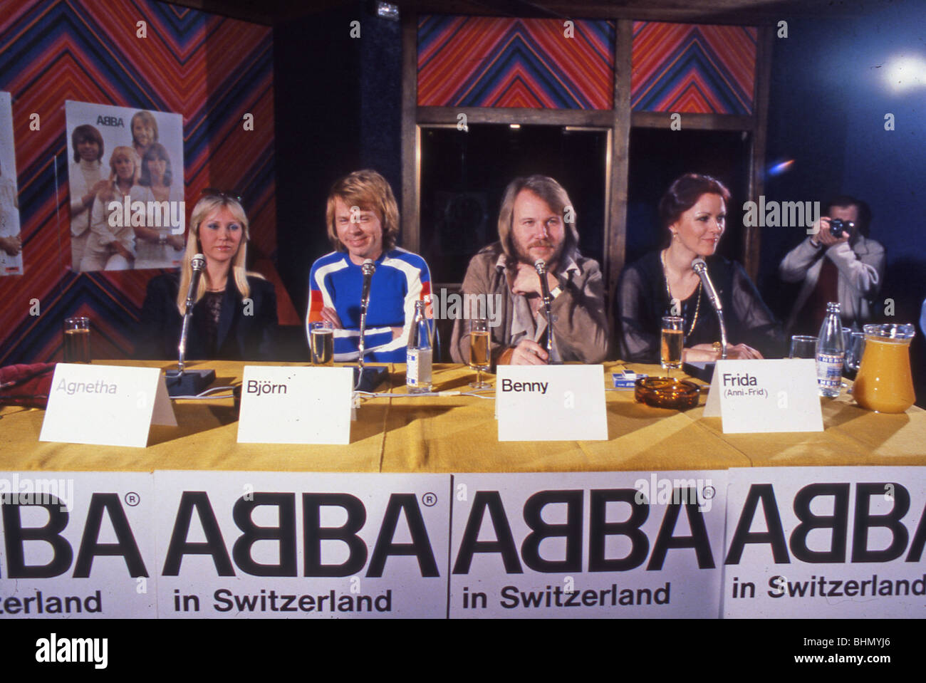 ABBA lors d'une conférence de presse en Suisse en mars 1979 où ils ont fait une vidéo spéciale Temps de neige Banque D'Images