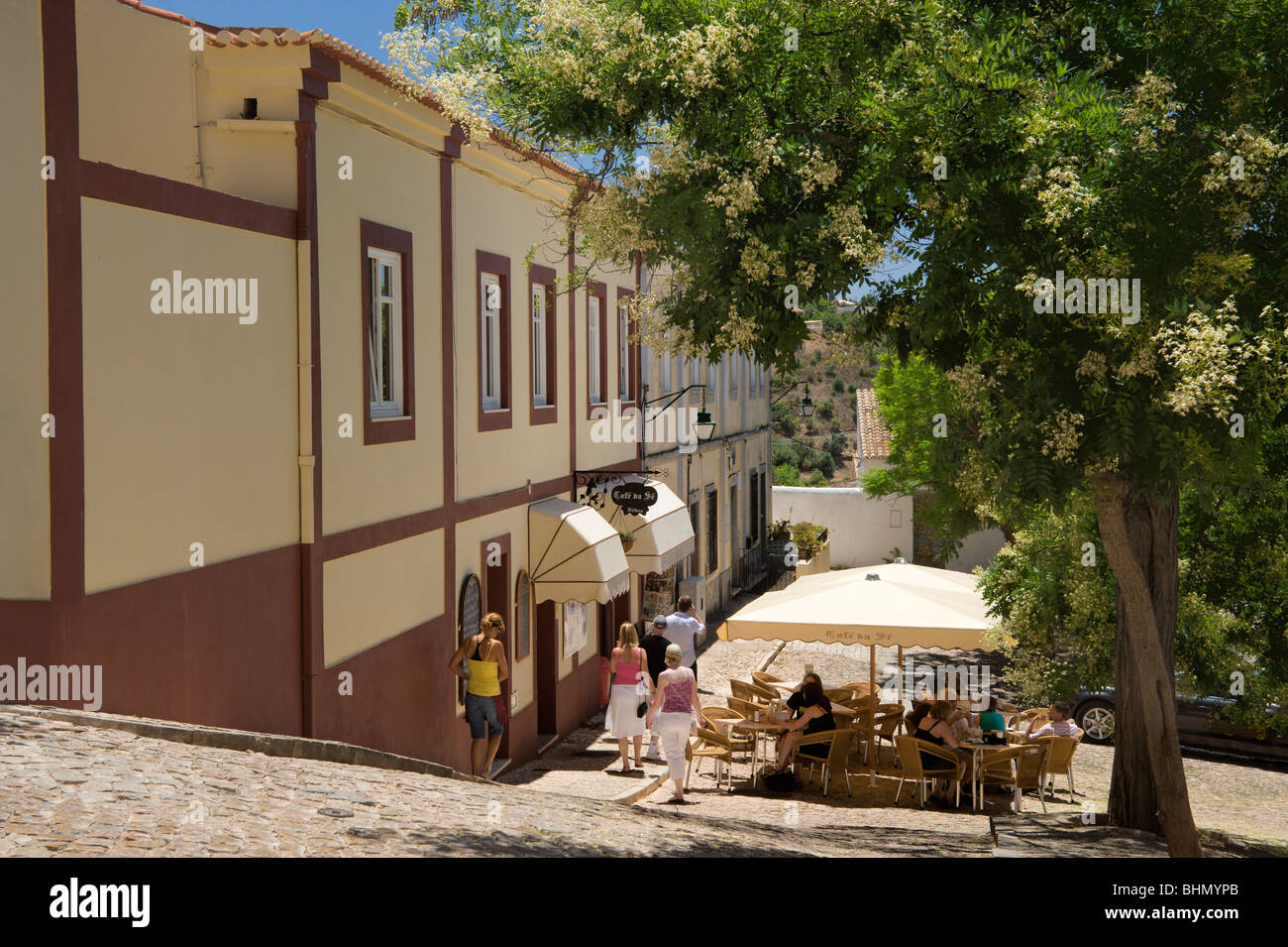 Le Portugal, l'Algarve, Silves, un café de la rue près du château Banque D'Images