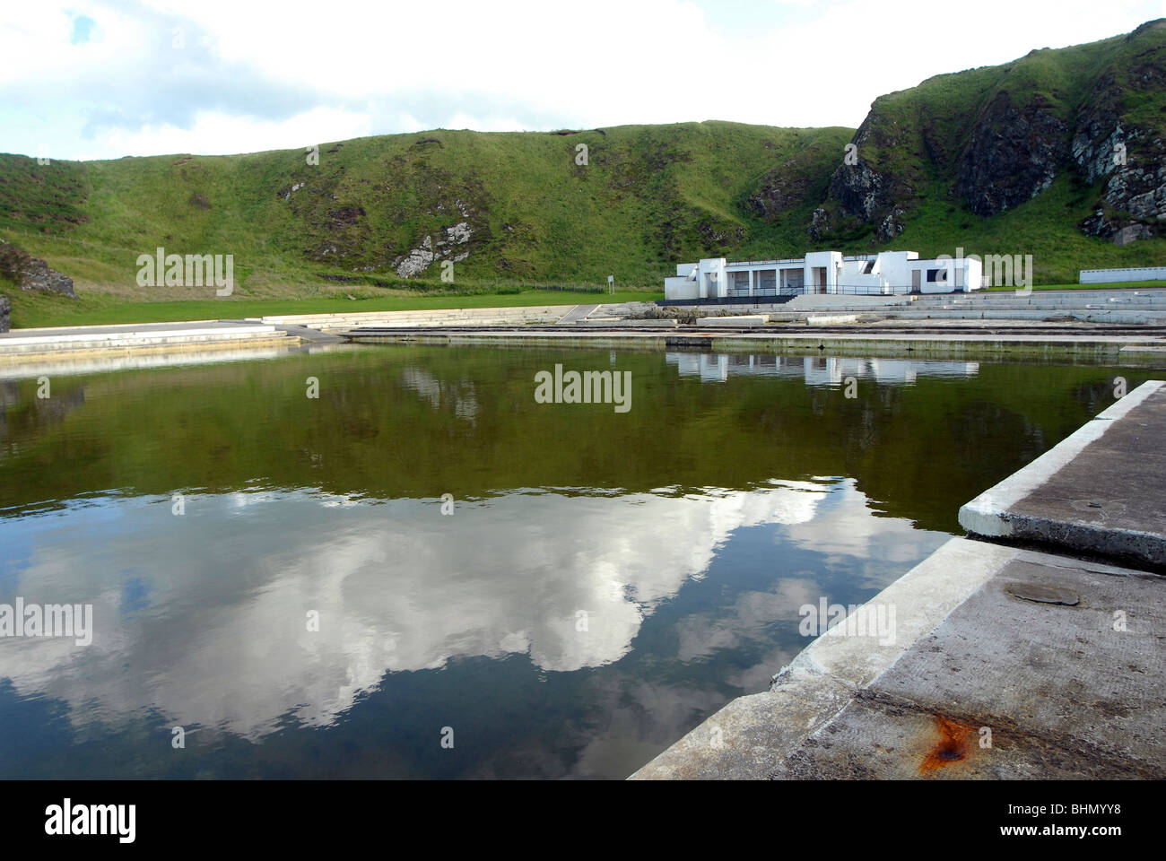 Tarlair Piscine, Macduff, dans l'Aberdeenshire. Piscines en plein air ouvert en 1931 un grade maintenant énumérés par Historic Scotland. Banque D'Images