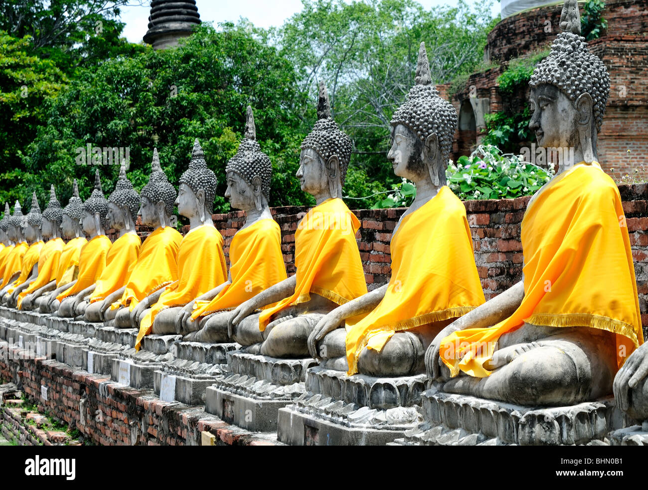 Statues de Bouddha alignés avec bandes orange, Thaïlande Banque D'Images