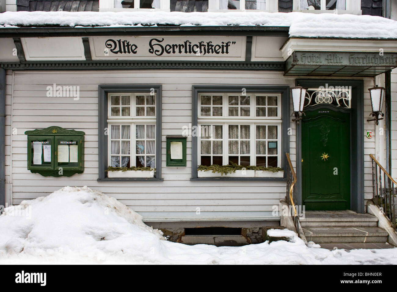 Hôtel / Restaurant dans le centre historique de Monschau dans la neige en hiver, Eifel, Rhénanie du Nord-Westphalie, Allemagne Banque D'Images